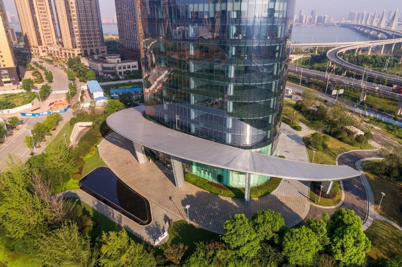 南昌新力中心塔樓直接落地，無裙房