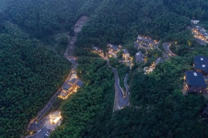 裸心堡采用了輕質(zhì)結(jié)構(gòu)、符合山地的吊腳樓結(jié)構(gòu)