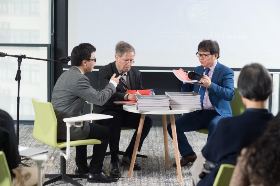 哈佛布斯克茨教授、楊丁亮老師與天華集團(tuán)總建筑師黃向明現(xiàn)場(chǎng)書(shū)籍簽發(fā)